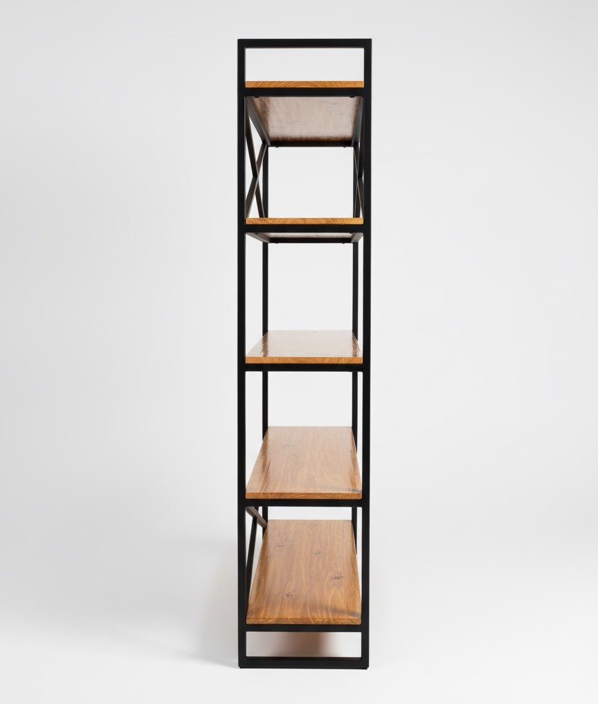 Detalle de los estantes de la estantería alta