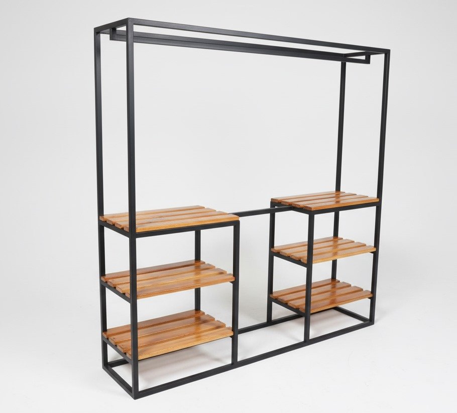 Ropero abierto industrial con ropa colgada