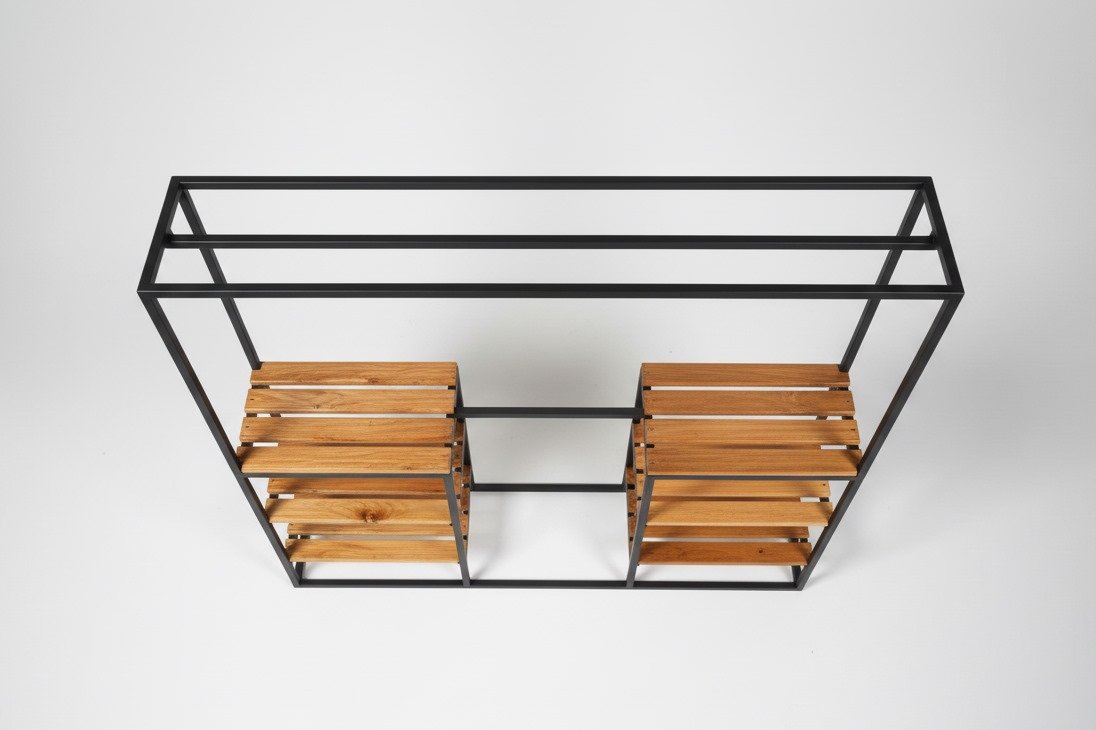 Ropero abierto industrial en un dormitorio